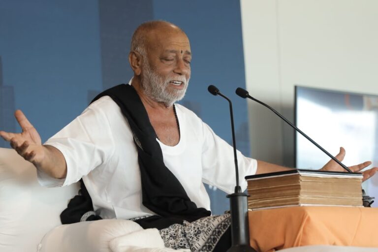 If-the-whole-world-becomes-Avadh-then-Ram-can-appear-in-every-home-Morari-Bapu.jpg