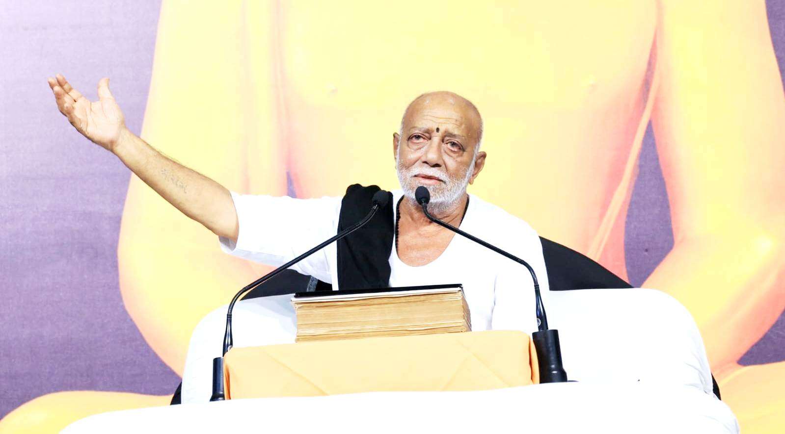 Morari-Bapu-congratulated-ISRO-scientists-for-the-successful-launch-of-the-solar-mission.jpg
