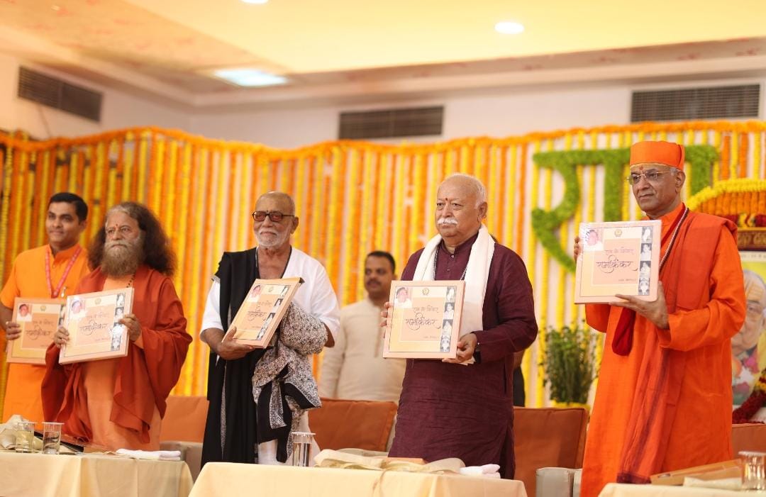 Morari-Bapu-paid-tribute-to-Ramkinkarji-Maharaj-in-his-centenary-celebrations.jpg