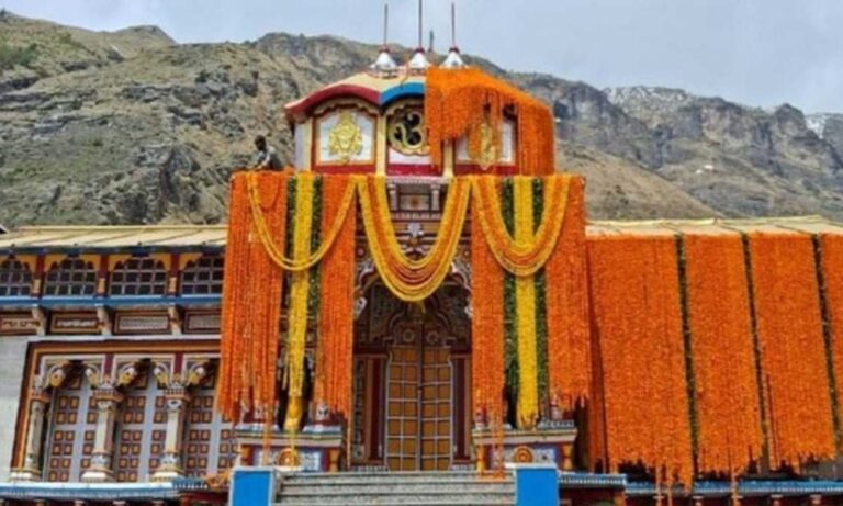 Chardham-Yatra-Badrinath-Dham-decorated-with-25-quintals-of-flowers-1-1000x600.jpg