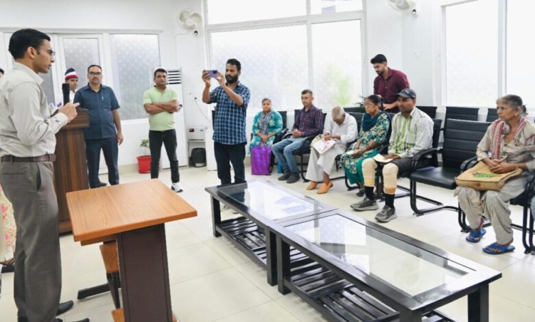 पहल: डीएम सविन बंसल की पहल से असहायों के चेहरे पर लौटी मुस्कान, रायफल फंड से मिली नई जिंदगी… 