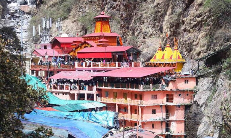 जयकारों के साथ शीतकाल के लिए बंद हुए मां यमुना मंदिर के कपाट