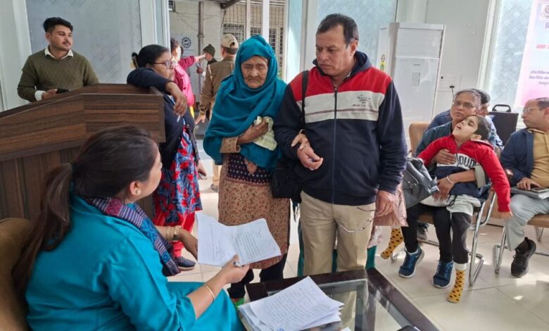 जनता दर्शन में उमड़ी भीड़ः 146 फरियादी पहुंचे समाधान की आस में