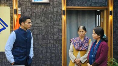 निजी संस्थान में नौकरी मिलने उपरांत माता संग प्रशासन का धन्यवाद करने कलेक्ट्रेट पहुंची प्रियंका