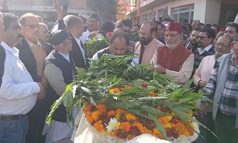 पंचतत्व में विलिन हुए दिवाकर भट्ट, बेटे ने दी मुखाग्नि, अंतिम यात्रा में उमड़ा जनसैलाब