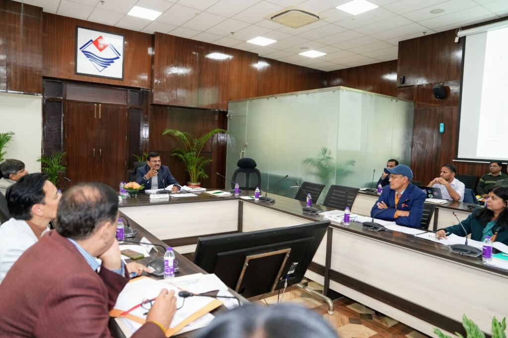 मुख्य सचिव ने की राजस्व विभाग की समीक्षा, लंबित मामलों के त्वरित निस्तारण के निर्देश