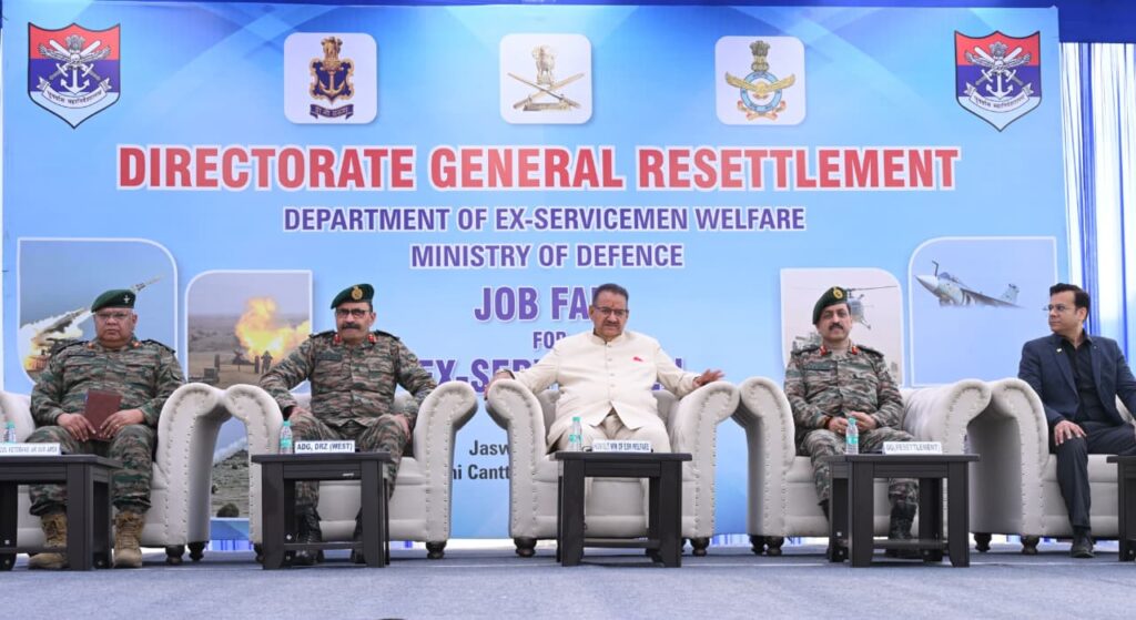 देहरादून में रक्षा मंत्रालय द्वारा आयोजित पूर्व सैनिक रोजगार मेले का रिबन काटकर शुभारंभ करते सैनिक कल्याण मंत्री गणेश जोशी